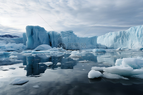 大海中漂浮的巨大冰山图片