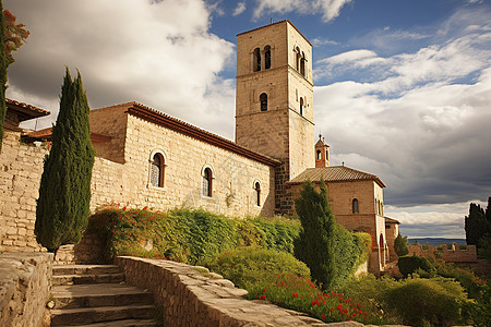 南方修道院中的那座带有尖塔和钟表的教堂图片