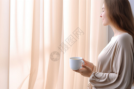 窗前品味咖啡的女士图片