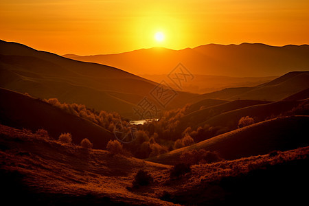 夕阳余晖照耀下的山丘景色图片