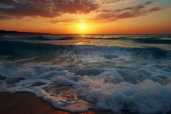 夕阳下海滩上汹涌的浪花图片