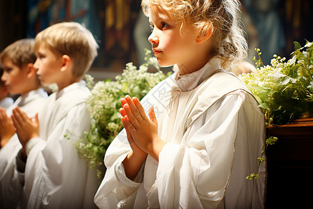教堂中祈祷的儿童图片