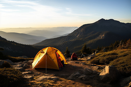 山顶的露营背景图片