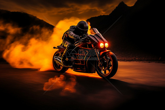 夜幕下急速狂奔的摩托骑士图片