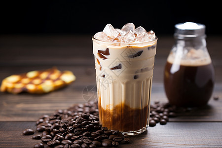 一杯冰咖啡配咖啡豆图片