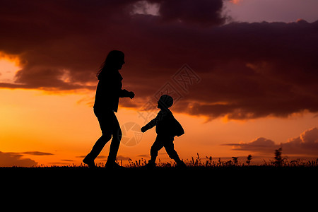 母女剪影夕阳下的母子背景