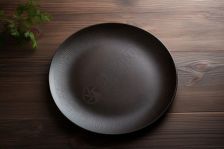 磨砂黑色背景木桌上黑色陶瓷餐具背景
