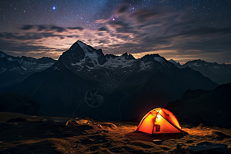 夜晚山间露营的帐篷高清图片