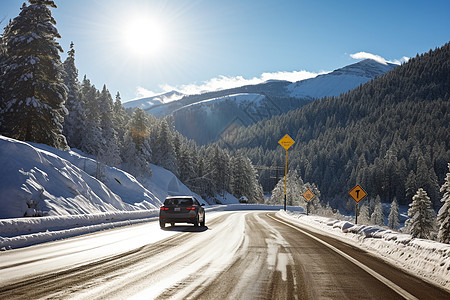 雪山公路上的汽车图片