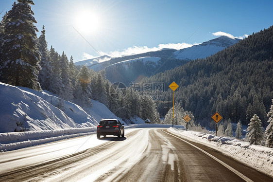 雪山公路上的汽车图片