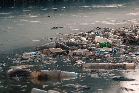 水源污染河边漂浮的塑料瓶背景