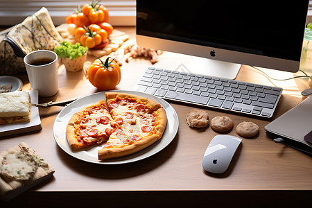 电脑桌上的美味披萨图片