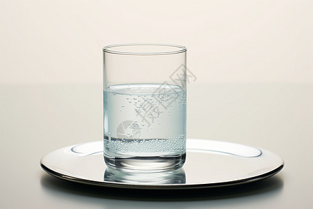 透明玻璃杯中的矿泉水图片