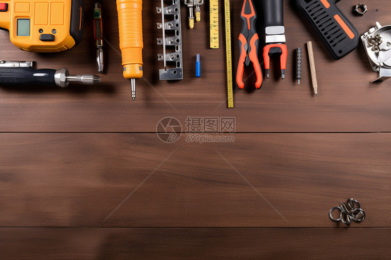 木桌上的维修工具图片