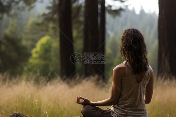 宁静森林中的女子在练瑜伽图片