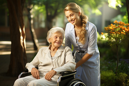 老人护理护理和坐着轮椅的老人聊天背景