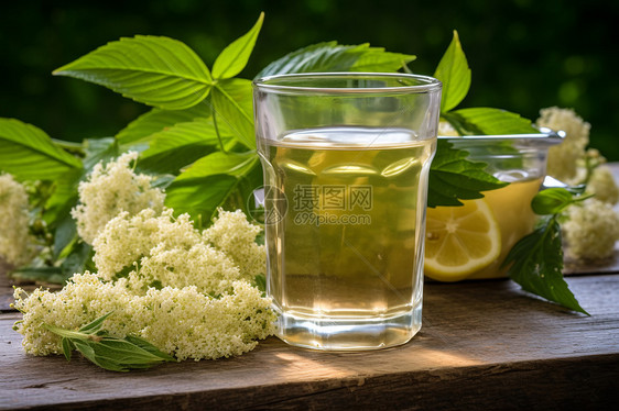 桌子上杯子里的茉莉花茶图片