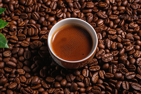 香醇浓厚的咖啡豆和咖啡背景图片