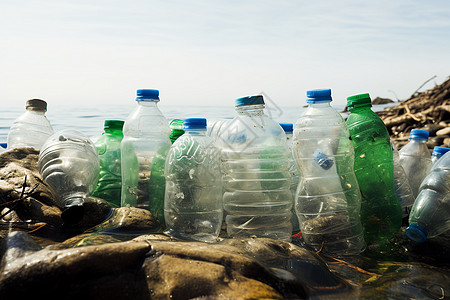 海滩上的可回收塑料瓶图片