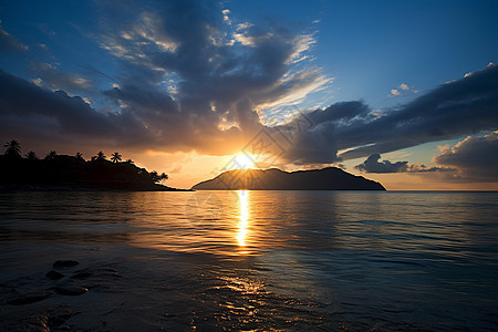 夕阳映照的海岛图片