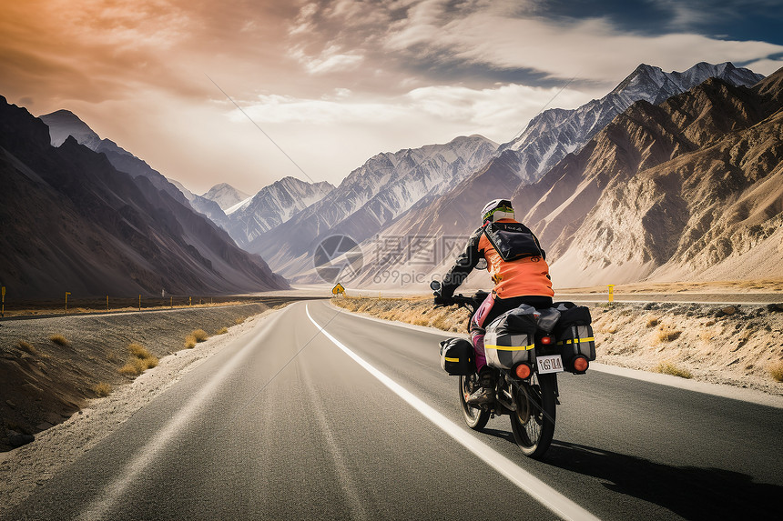 公路上骑摩托车图片