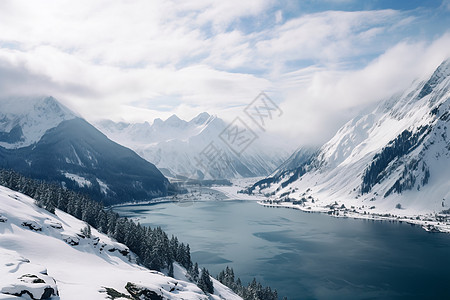 白雪覆盖的山谷景观图片