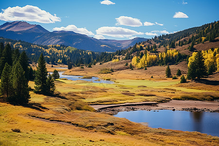 秋天的湖泊映衬着山峦图片