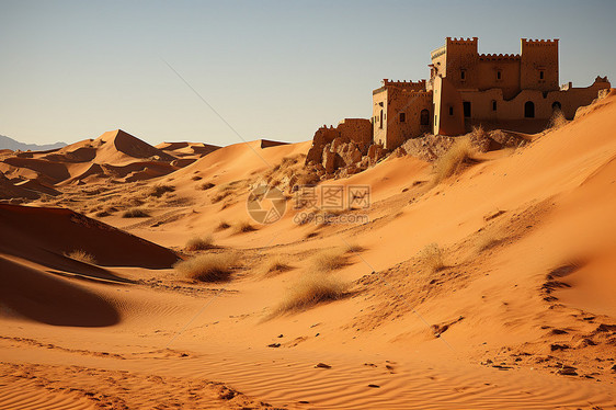 沙漠中的一座古老城堡图片