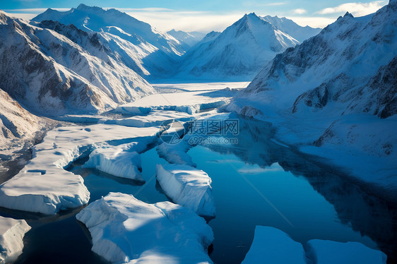 天山山脉中的冰雪图片