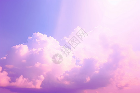 阳光照耀下的紫色天空图片