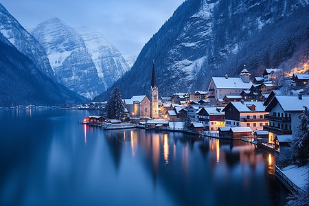 傍晚湖畔雪后傍晚的欧洲村庄背景