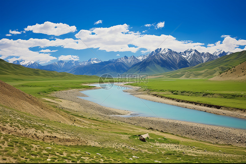 云山环绕碧水草原图片