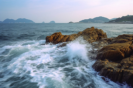 海岸岩礁上的海浪图片