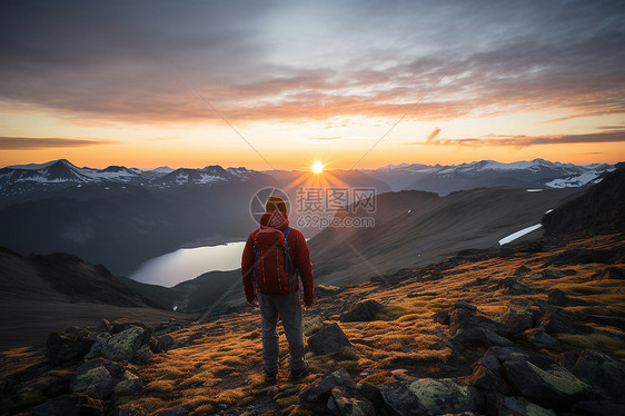 登山的爬山男性图片