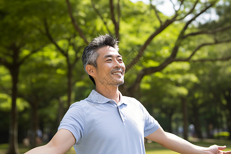 在公园中一个男人伸展开双臂背景图片