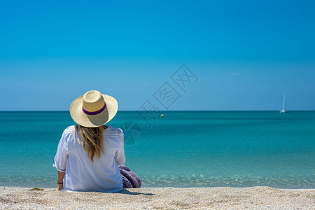 海滩上女孩海滩上的女孩背景