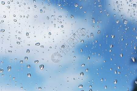 雨后玻璃上的雨滴图片