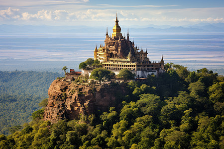 山顶壮观的金顶佛教建筑图片