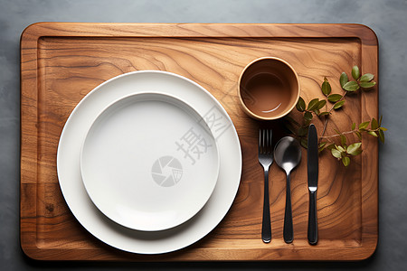 木质托盘上的餐具图片