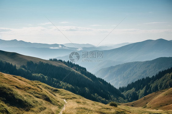 连绵山脉间的小路图片