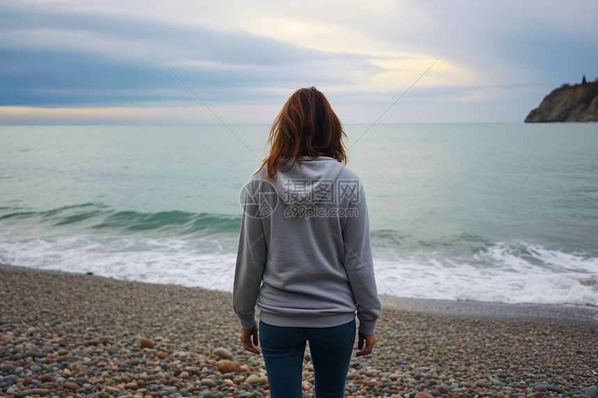 眺望大海的孤独女子图片
