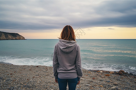 眺望远方的女子冬季海边的女子背影背景