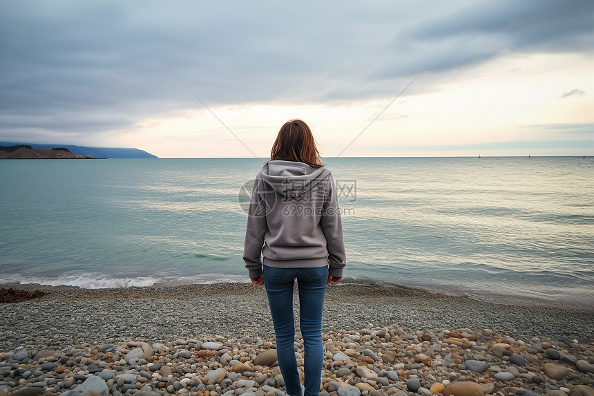 海滩上孤独的女子图片