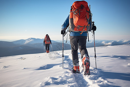 冬季征服雪山的徒步者图片