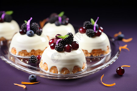 餐盘上的奶油蓝莓蛋糕图片