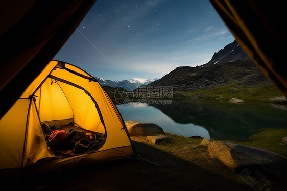 夜幕下湖边搭帐篷图片