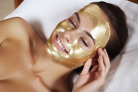 女性的脸上涂满了金色的面膜图片