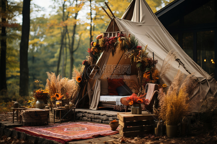 秋天森林里的帐篷图片