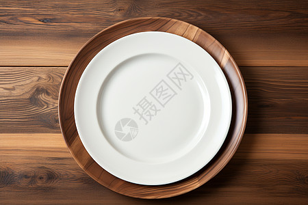 简约白瓷盘：餐桌上的艺术图片