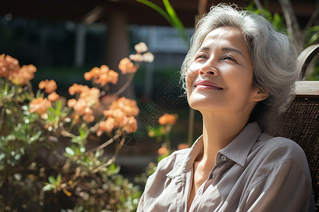 户外休闲享受午后悠闲时光的老年女士背景